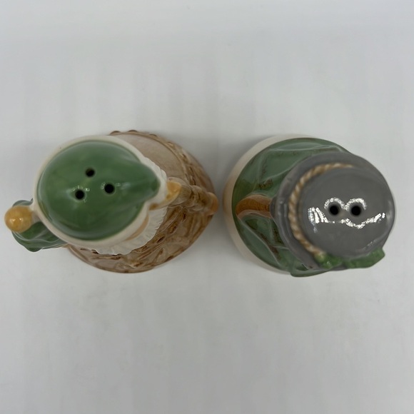 Fitz and Floyd Christmas Salt and Pepper Shakers - Picture 5 of 6